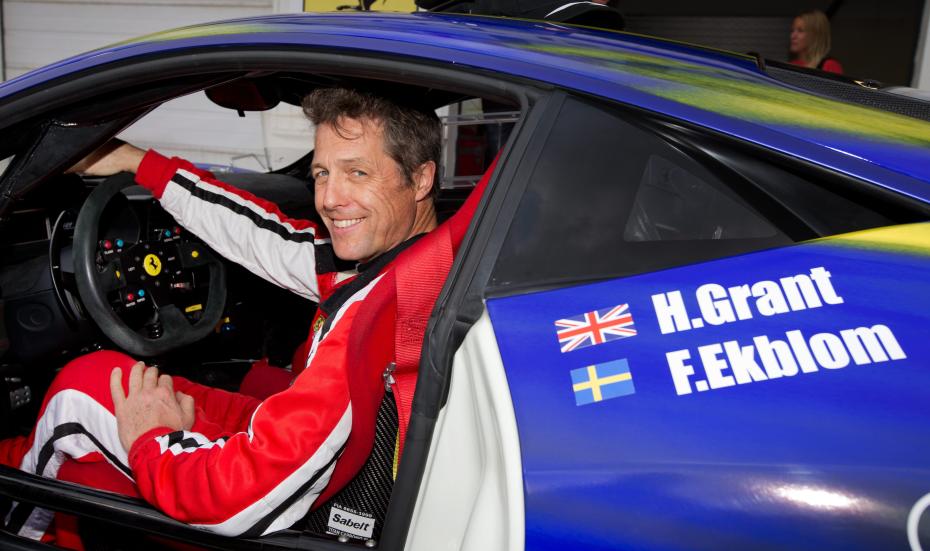 Хью Грант тренируется на шведской гонке GT Race в пользу детей с онкологическими заболеваниями. 2014 год