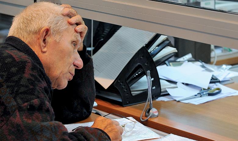 Пенсионер в отделении Пенсионного фонда РФ