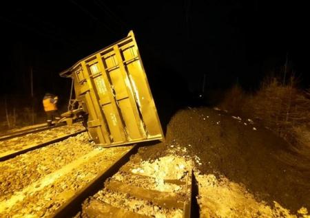 Последствия масштабного схода трёх десятков вагонов устраняют в Забайкалье