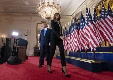 Дизайнер сравнила наряды жён Дональда Трампа и Джо Байдена
