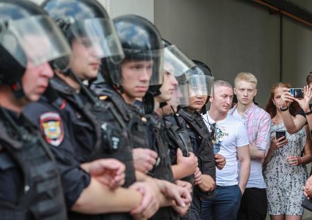 Участник массовых беспорядков в Москве принёс на акцию молоток и нож