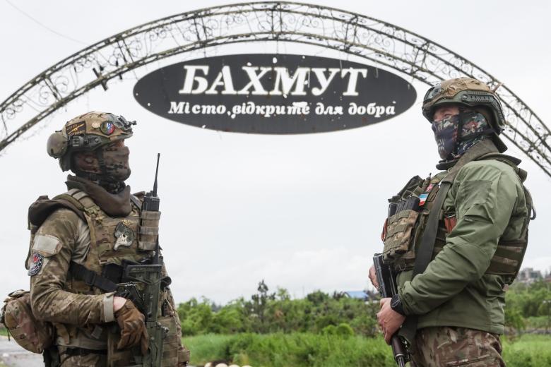 Военнослужащие частной военной компании (ЧВК) «Вагнер» на одной из улиц города. Артемовск (украинское название — Бахмут)