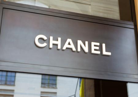 В Париже на всех бутиках Chanel появились изображения Гитлера