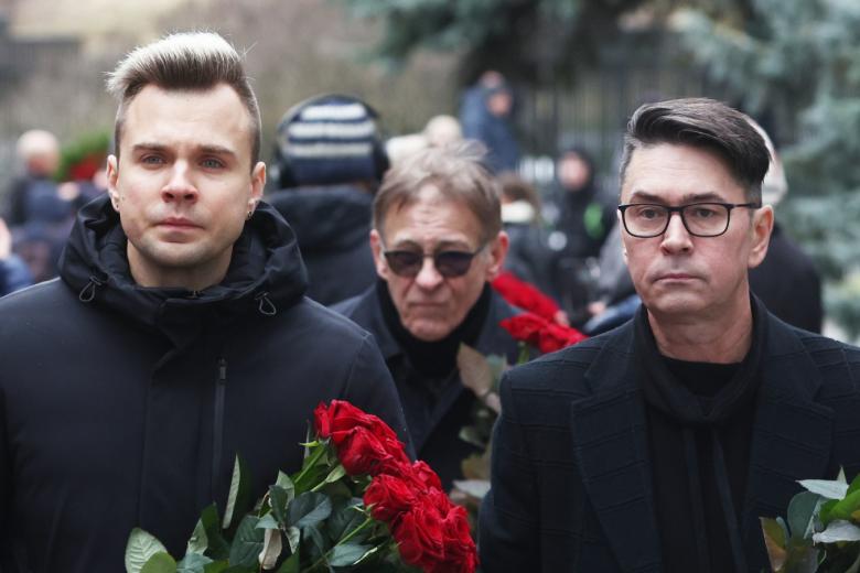 Солисты группы «На-На» Михаил Игонин и Владимир Политов (слева направо) перед началом церемонии прощания с певцом Владимиром Левкиным
