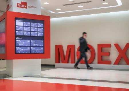Санкции против МосБиржи: пора ли продавать акции, доллары и евро?