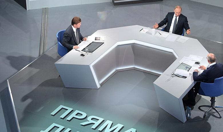 Президент РФ Владимир Путин во время прямой линии, 2018 год