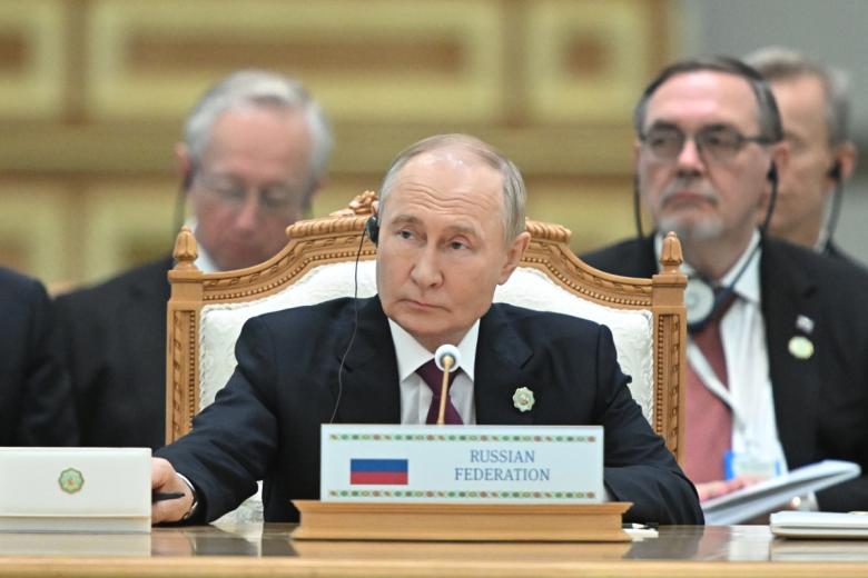 Президент РФ Владимир Путин на пленарном заседании международного форума «Взаимосвязь времён и цивилизаций - основа мира и развития», посвящённого 300-летию со дня рождения туркменского поэта и мыслителя Махтумкули Фраги в Ашхабаде
