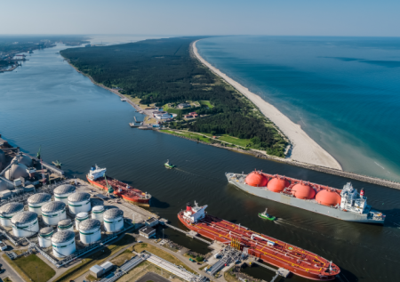 Первый танкер с американской нефтью для Минска прибыл в Литву