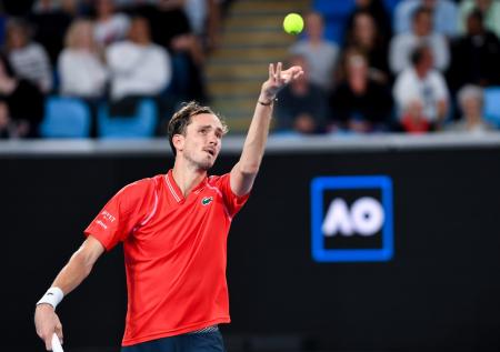 Медведев проиграл в третьем круге Australian Open и выпадет из топ-10