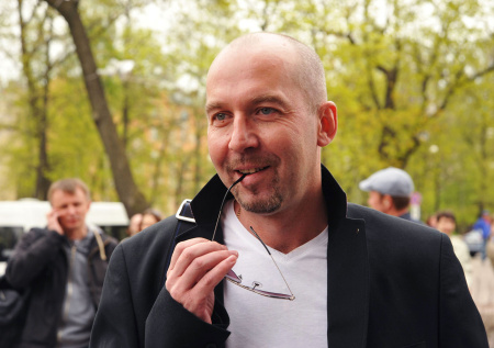 Связь с Пригожиным, отказ от переезда, сын: как живет актер Кирилл Полухин