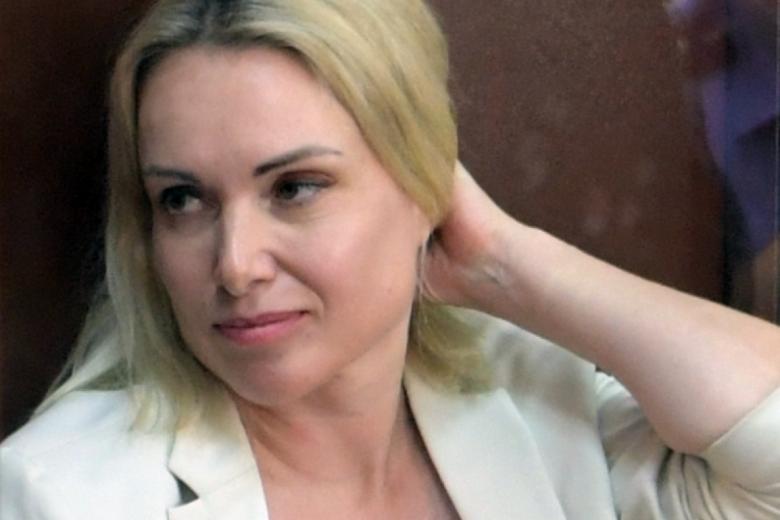 Экс-сотрудница Первого канала Марина Овсянникова в Басманном суде Москвы