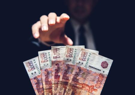 ЦБ: россияне охотно берут кредиты, но продолжают экономить