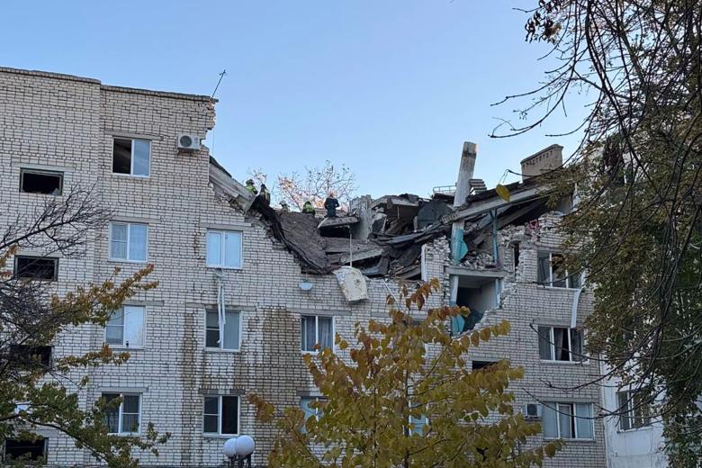 Черкесск. Спасатели во время разбора завалов на месте взрыва газовоздушной смеси в многоквартирном жилом доме по улице Лободина