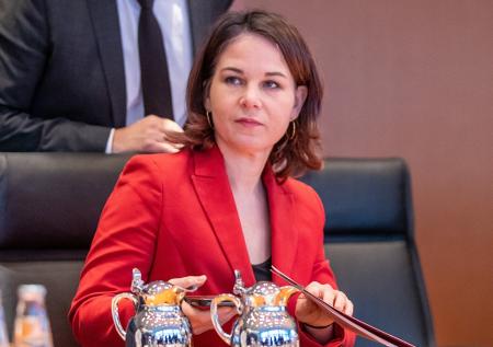 Премьер Саксонии потребовал от Бербок разъяснений после слов о войне с РФ