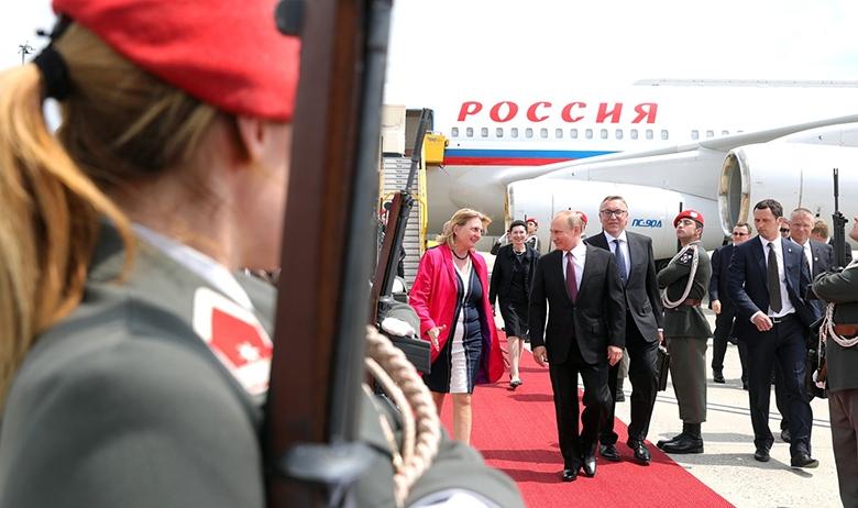 Глава МИД Австрии Карин Кнайсль и президент РФ Владимир Путин