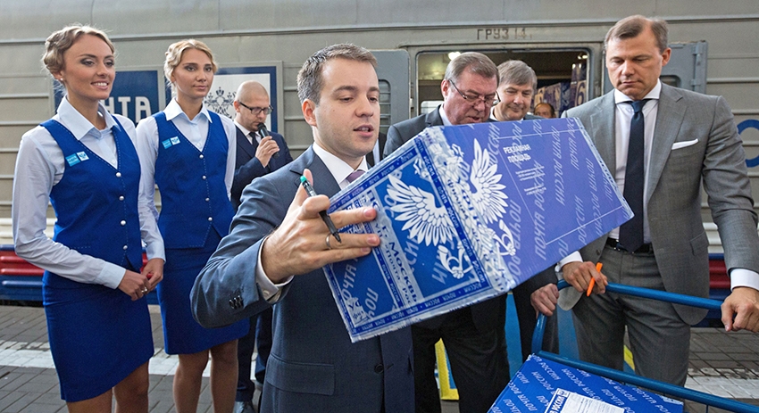 Министр связи РФ Николай Никифоров (в центре), генеральный директор ФГУП «Почта России» Дмитрий Страшнов (справа)