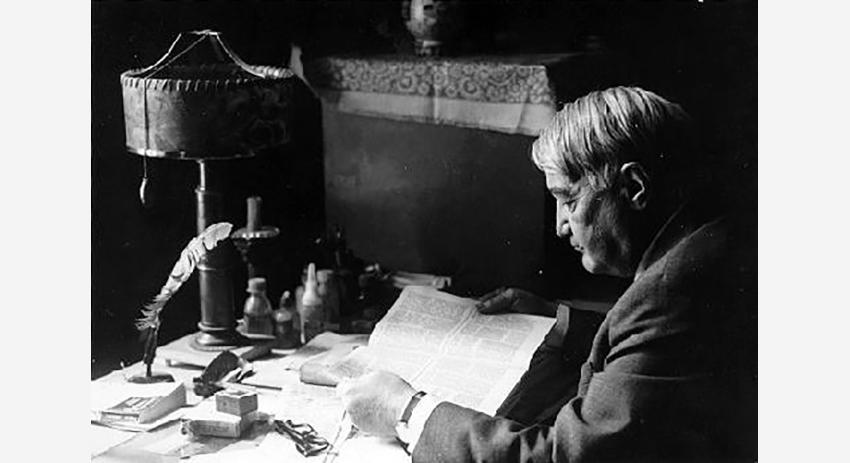 Л.Н. Гумилёв за рабочим столом в квартире на Коломенской ул., Ленинград, 90-е годы.