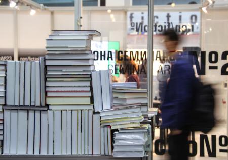 Если книг читать не будешь — скоро геев позабудешь. Как РКН борется с ЛГБТ
