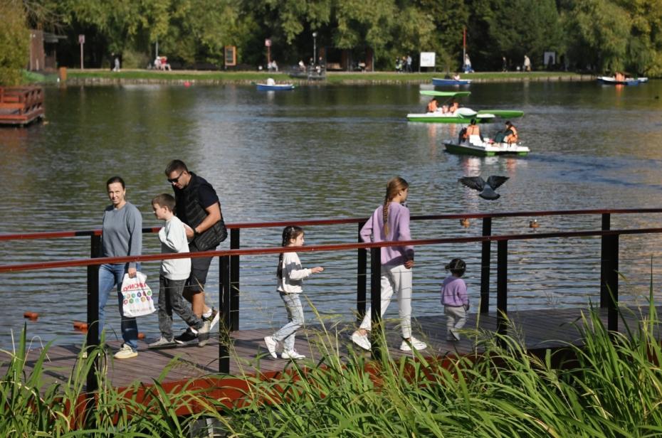 Люди гуляют в Воронцовском парке в Москве