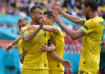 Украина прошла в плей-офф Евро-2020 благодаря победе шведов над поляками