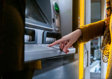 UnionPay ограничила снятие наличных за границей для россиян