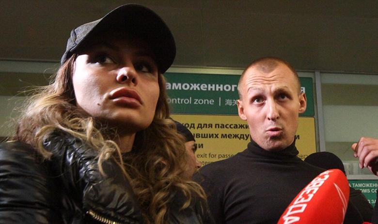Депортированные из Таиланда участники незаконного секс-тренинга Алекса Лесли после прибытия в Шереметьево