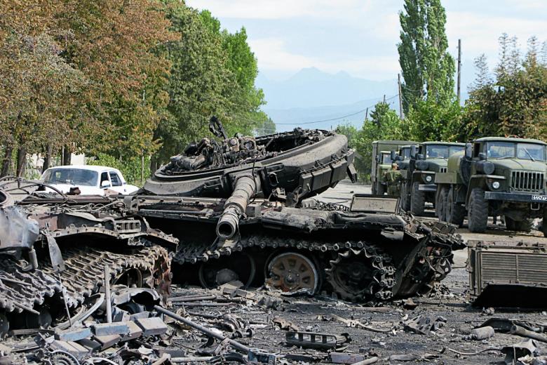 Сгоревшая военная техника на улицах Цхинвали, 2008 г.