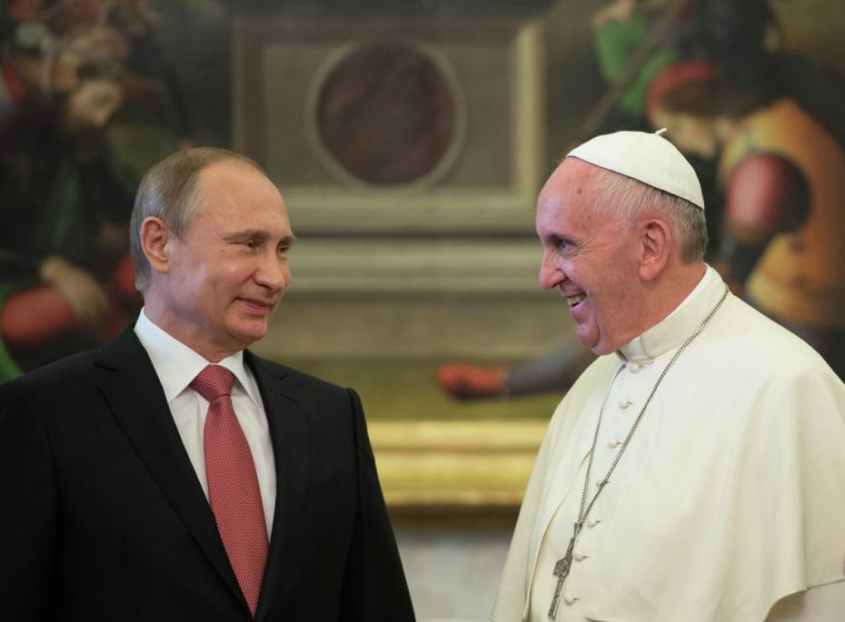Владимир Путин и папа римский Франциск во время встречи в Ватикане, 2015 год