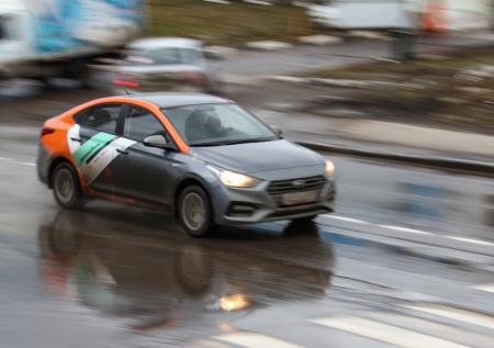 Автомобиль каршеринга воткнулся в землю после ДТП в Петербурге