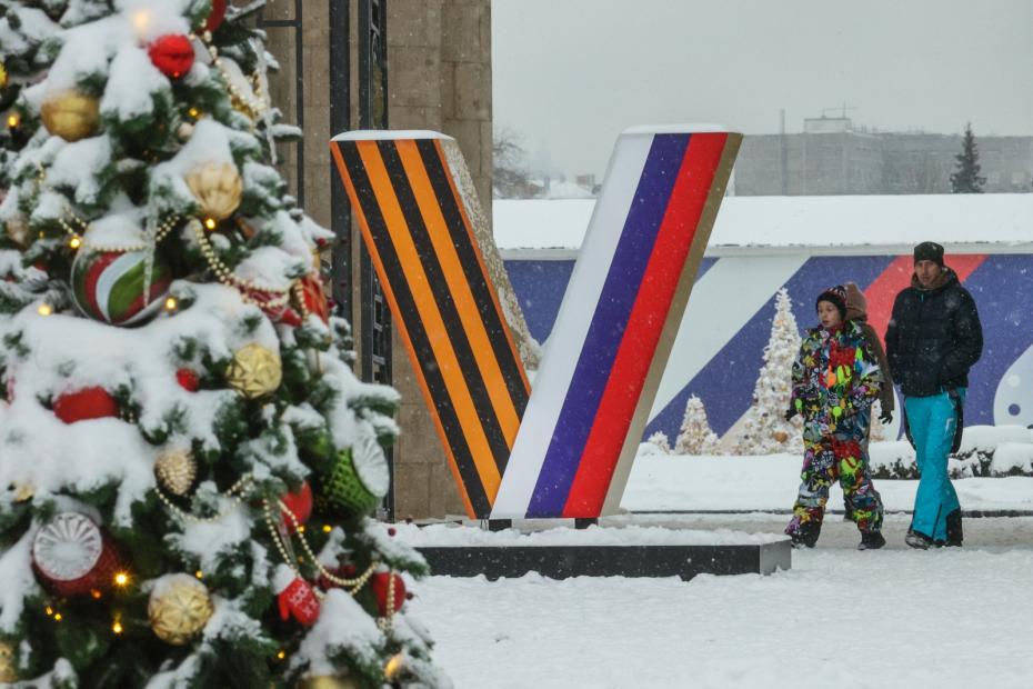 Праздничные элементы с патриотической символикой у входа в Парк Горького