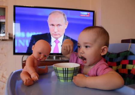 Путин предложил запретить списывать социальные выплаты в счёт долгов