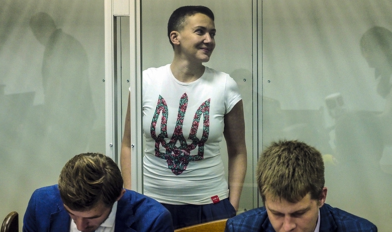 Надежда Савченко (в центре)