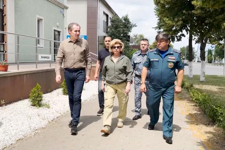 Вячеслав Гладков (слева) и Татьяна Москалькова во время встречи в рамках рабочей поездки в Шебекино