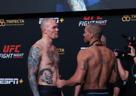 Смит задушил Кларка треугольником в главном бою турнира UFC