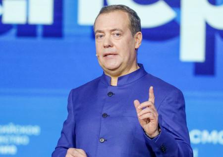 «Дэвид, ты поаккуратнее»: Медведев ответил главе МИД Британии