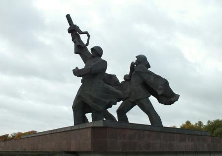 Сейм Латвии поддержал снос советских памятников