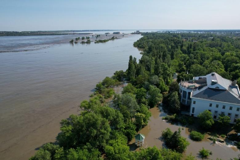 Подтопление береговой линии после разрушения задвижек на Каховской ГЭС