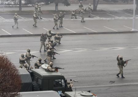 Ряд писателей и политиков выступили против отправки военных РФ в Казахстан 