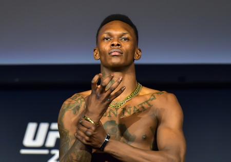 Адесанья отстоял титул UFC, победив по очкам Ромеро
