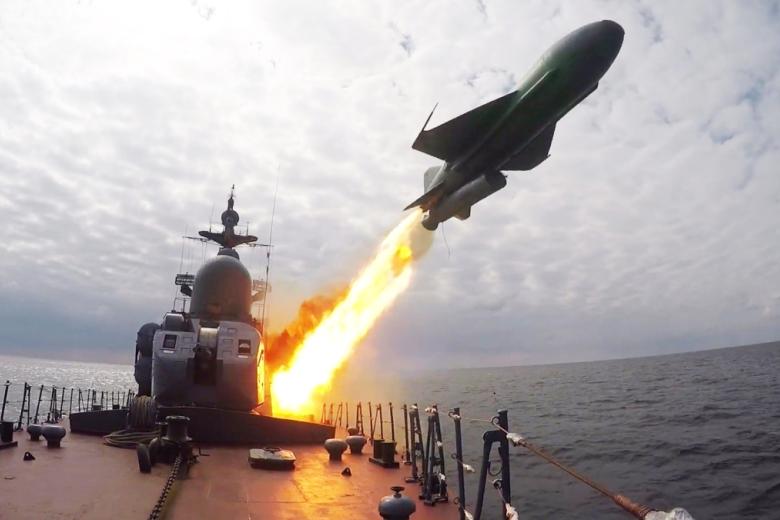 Учебно-боевой пуск баллистической ракеты с борта новейшего корвета «Гремящий» на испытаниях в Балтийском море