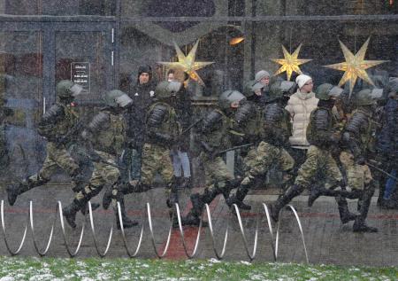 СМИ: силовики под Минском применили спецсредства против протестующих 