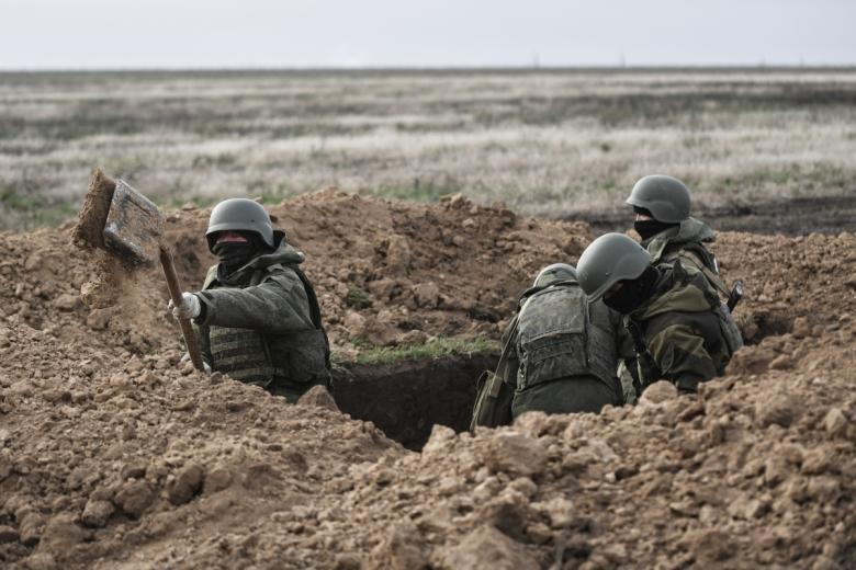 Военнослужащие обустраивают фортификационные сооружения