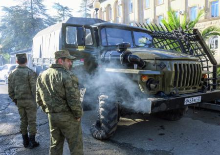Протестующие в Абхазии вернули военным технику