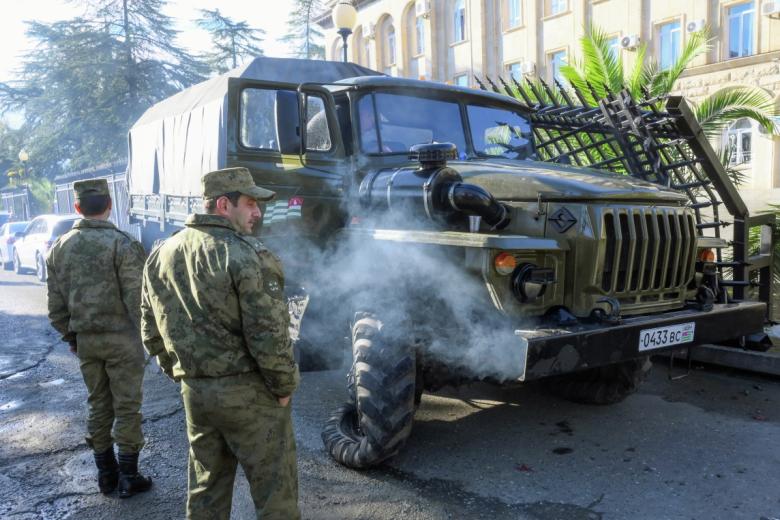 Представители Министерства обороны Абхазии увозят военную технику с территории комплекса правительственных зданий в Сухуме.
