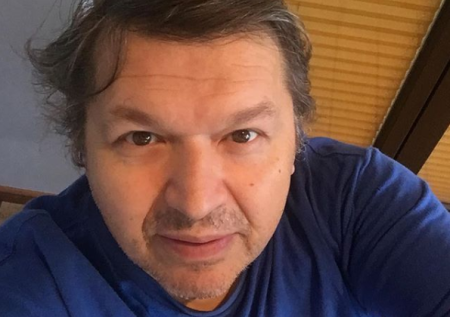 Редкое фото Агузаровой с перьями на голове опубликовал фотограф Пугачёвой