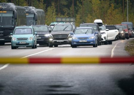 Стало известно, насколько сократилось число поездок россиян на машине в ЕС