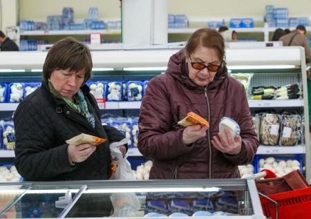 Россиян предупредили о вернувшихся в магазины старых способах обмана