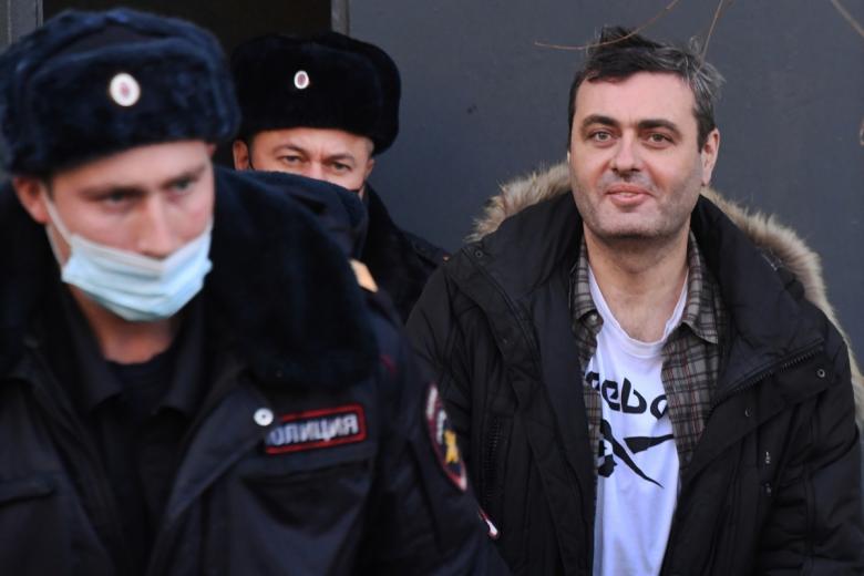 Депутат Заксобрания Приморья Артем Самсонов (первый справа), подозреваемый в развращении ребёнка, после заседания во Фрунзенском районном суде Владивостока, где рассматривалось ходатайство следствия об избрании ему меры пресечения