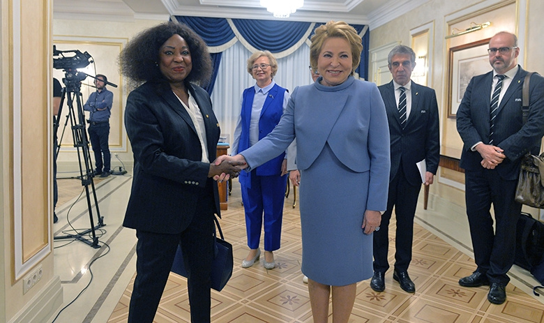 Председатель Совета Федерации РФ Валентина Матвиенко и генеральный секретарь FIFA Фатма Самура (слева) во время встречи в Москве