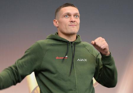 Украинский боксёр Усик лишён чемпионского титула
